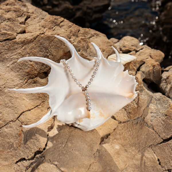 9-9.5mm AA+ White Freshwater Pearl & Diamonds Pearl Necklace