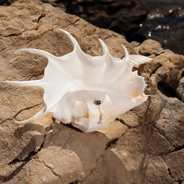 7mm AA+ Freshwater Pearl & 10mm Tahitian Pearl with Chain