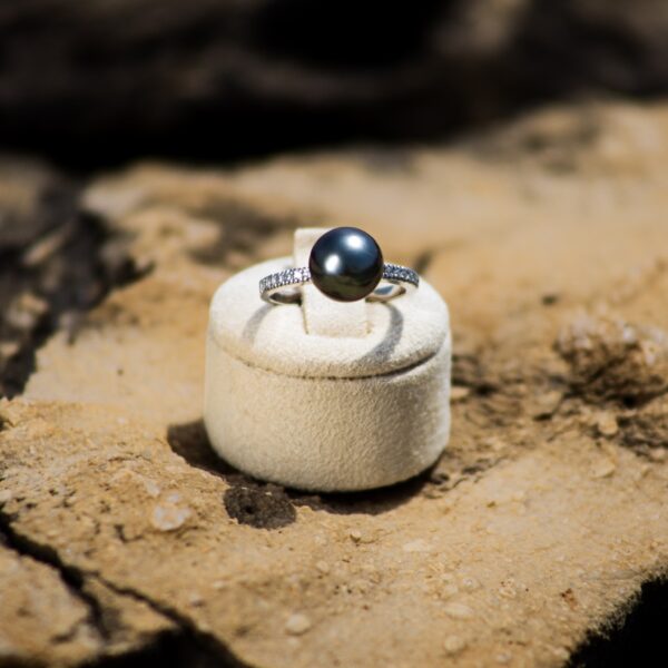 9-10mm AAA Black Tahitian Pearl & Diamonds Ring
