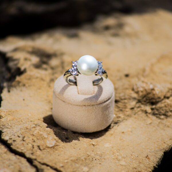 10-11 AA+ White Freshwater Pearl & Diamonds Ring