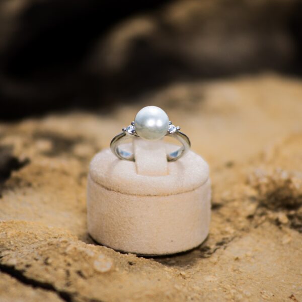 9mm AA+ White Freshwater Pearl and Diamonds Ring